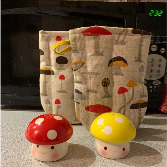 Kitchen | Retro Mushroom Kitchen Set Mini Pot Holders And Salt Pepper ...